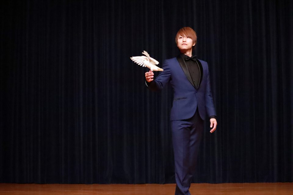 ステージでの鳩のマジック